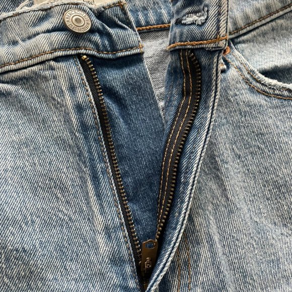 Abercrombie&Fitch Women's High Rise 7 Inch Jean Shorts (27) - Picture 6 of 7